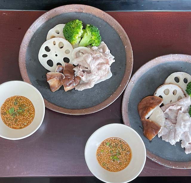 茹で野菜と豚肉の胡麻たれ添え