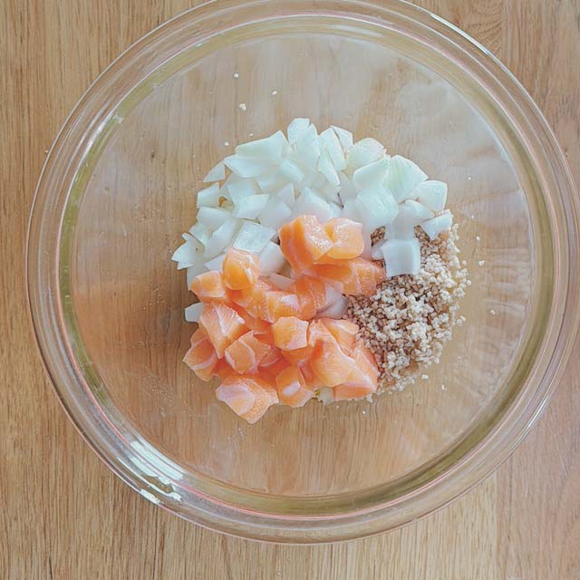 クスクス、サーモン、うど、玉ねぎにドレッシングを混ぜる