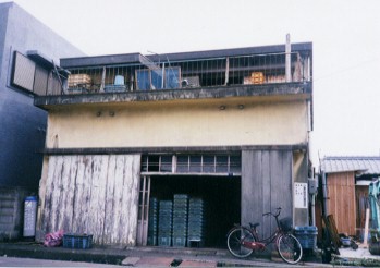 いで小屋の全景