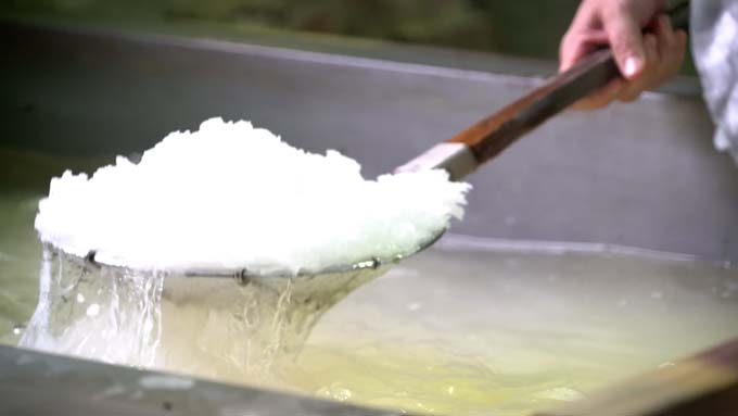 仕上釜で塩の結晶を作る