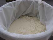 伝統的なお酢造りは純米酒造りから始まる。先ずは、白米を研ぎ、蒸します