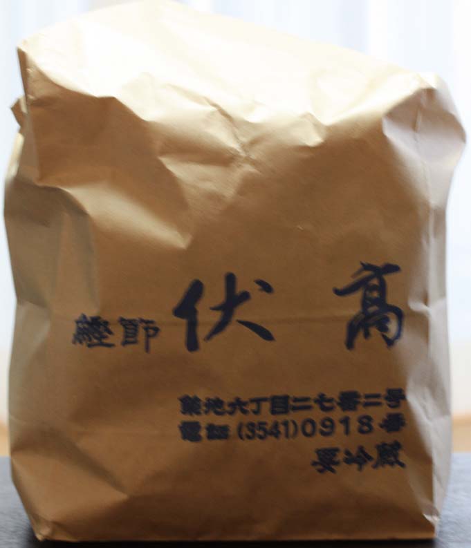 店頭では紙袋に詰めて、削り節(500g以上)を量り売りをしています