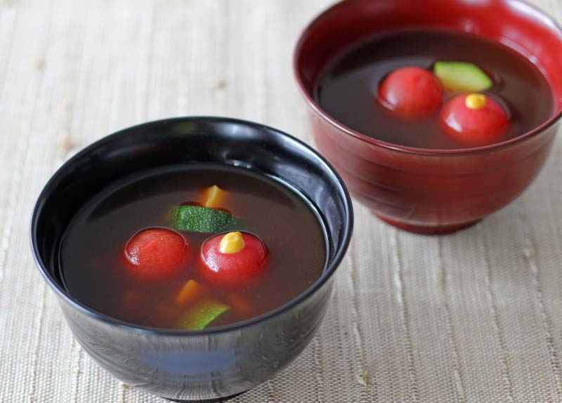 トマトのズッキーニの赤だし味噌汁